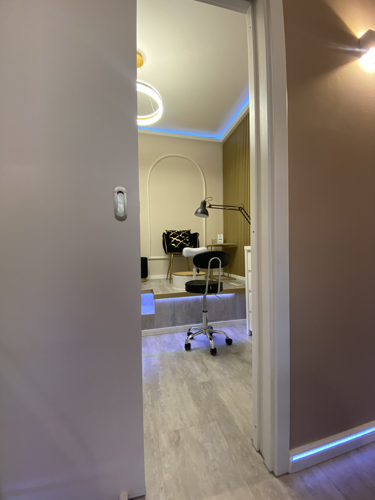 Feet 2 (R) – Professioneller Platz für Pediküre - Bild 5