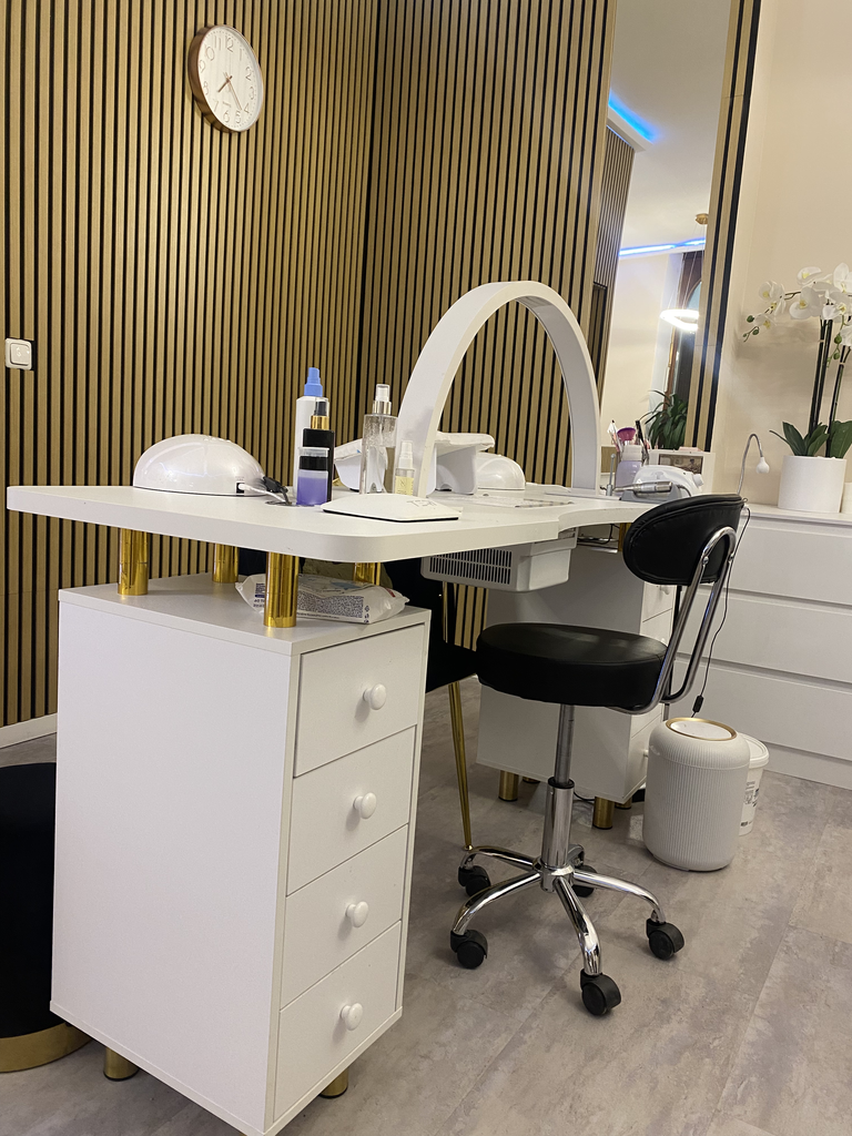 Nail Desk 1 (L) – Nagelarbeitsplatz für Maniküre